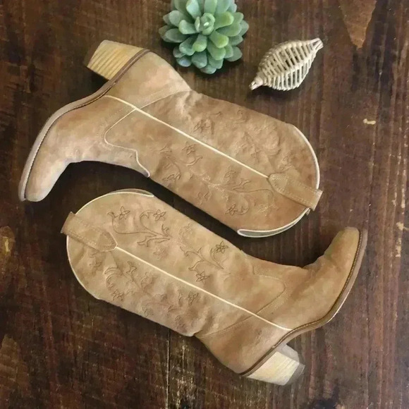 Wolverine | Vintage Embroidered Tan Leather Western Boots - Picture 3 of 11